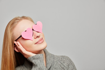 Nachdenkliche Frau mit Herzen vor den Augen