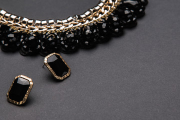 Necklace  and earrings with black stones © blackday