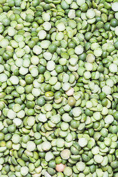 many raw green split peas