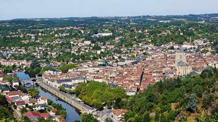 Villefranche de Rouergue dans son écrin arboré vue d'en haut en été