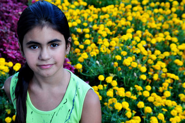 Naklejka premium Portrait of a beautiful girl on a background of flowers