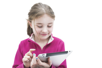 Bambina mentre consulta un tablet
