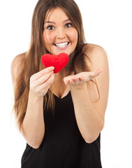 femme amoureuse avec un coeur dans la main à la saint valentin