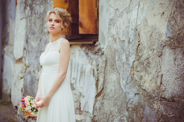 Naklejka premium Beautiful bride with bouquet before wedding ceremony