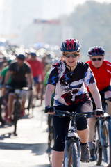 Amateur athletes compete in the amateur bicycle race.