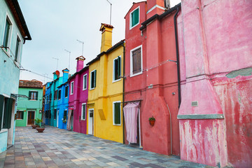 Fototapeta na wymiar Brightly painted houses at the Burano canal