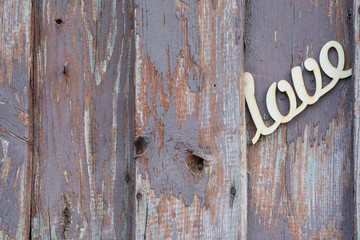 Napis Miłość na tle drewnianej starej deski