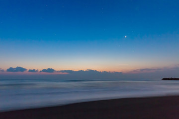 夜明けの海
