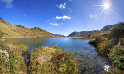 Obraz premium Doppelter Sonnenschein im Tiefenbachsee