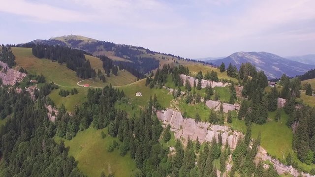 Flug über Berglandschaft mit Kühen und Felsen