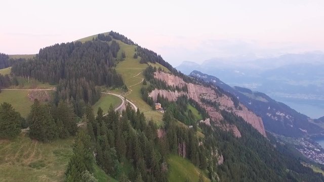 Flug im Gebirge (Alpen) auf Berg zu