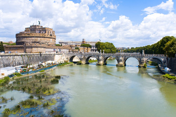 Zamek Świętego Anioła położony nad rzeką Tybr, Rzym, Włochy - obrazy, fototapety, plakaty
