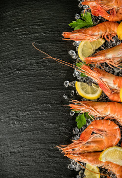 Cooked prawns served on black stone