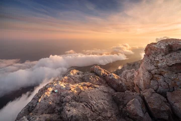 Gordijnen Prachtig landschap op de top van bergen met lage wolken bij zonsondergang. Natuur achtergrond © den-belitsky
