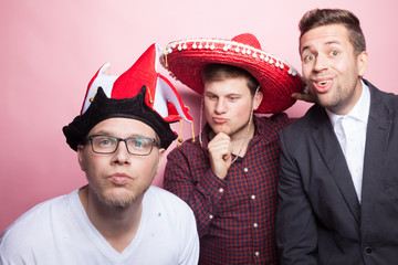 Freunde machen Foto vor Fotobox