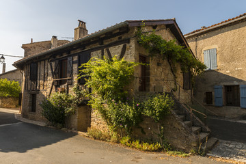 Fototapeta na wymiar Puycelsi, village médiéval et bastide du Tarn