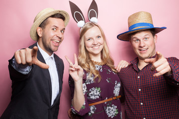 Freunde machen Foto vor Fotobox