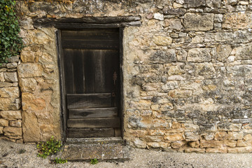Vieille porte en bois à Puycelsi, village médiéval et bastide