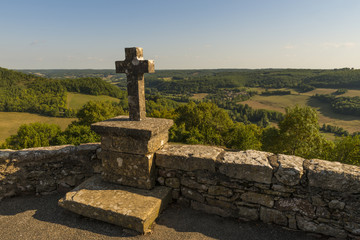 Croix en pierre (Calvaire) à Puycelsi, village médiéval et ba