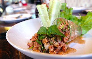 Spicy raw salmon salad