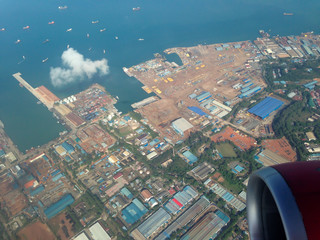 Fototapeta na wymiar The city view from the airplane cabin