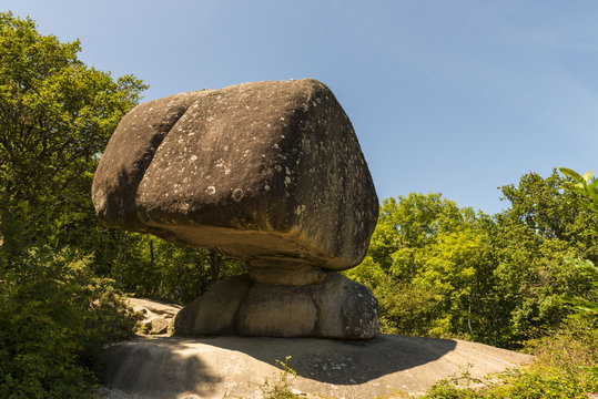 La Peyro Clabado : rocher de 780 tonnes en &eacute;quilibre sur un pie