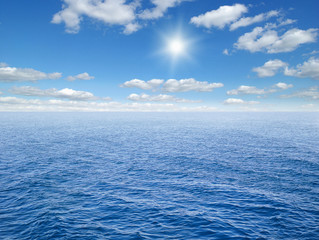 Fototapeta na wymiar Beautiful sky and blue ocean