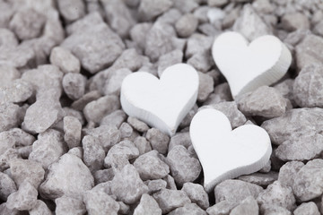 Obraz premium Herzen auf einem Steinhintergrund