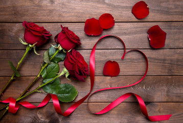 Fototapeta premium red roses for valentines day on wooden backgorund