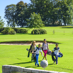 Golf-Familie auf dem Platz