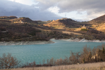 Naklejka premium Lago di Fiastra nelle marche