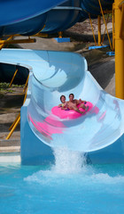parque acuatico tobogán niños bajando disfrutando 40149-f16