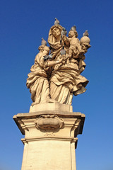 Fototapeta na wymiar statue figure and pigeon