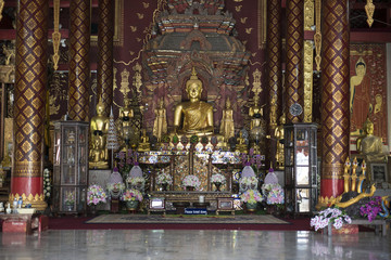 Fototapeta na wymiar Budas dorados en el interior del un templo budista en la ciudad sagrada de los templos de Chiang Mai, Tailandia.