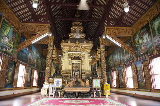 Buda en el interior del un templo budista en la ciudad sagrada de los templos de Chiang Mai, Tailandia.