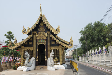Naklejka premium Templo dorado budista en la ciudad sagrada de los templos de Chiang Mai, Tailandia.