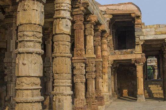 column arches, historical place Kutb - Minar
