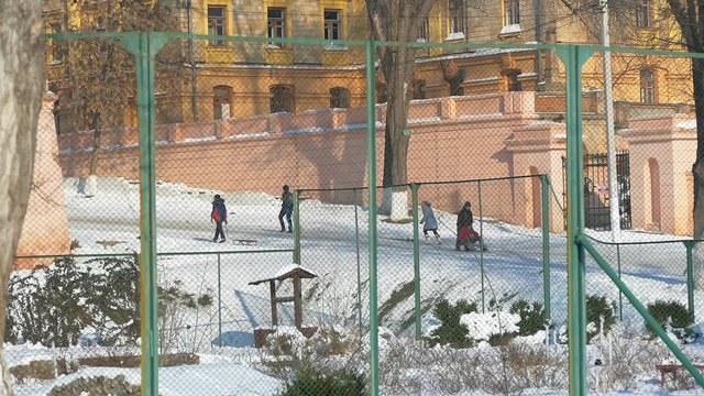Дети катаются с горки зимой