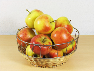 Äpfel in der Schale auf dem Tisch im Zimmer