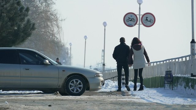 Молодая пара целуется