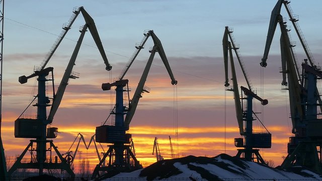 Портовые краны грузят уголь зимой