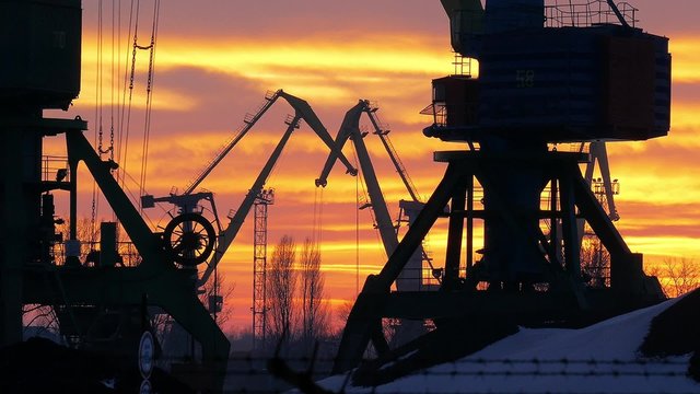 Краны работают в порту