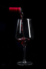 Calice di vino rosso con sfondo nero