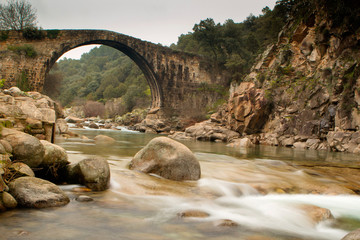 Fototapeta na wymiar Big bridge with waterfall in Extremadura