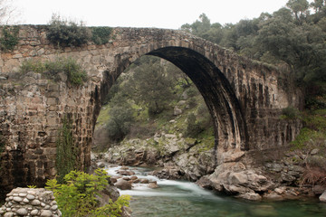 Fototapeta na wymiar Big bridge with waterfall in Extremadura