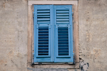 Fototapeta na wymiar old blue blind window