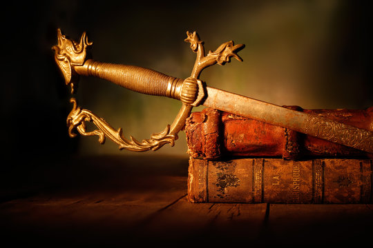 libri antichi con spada