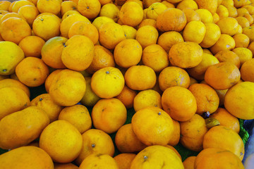 Closeup of oranges on a market.