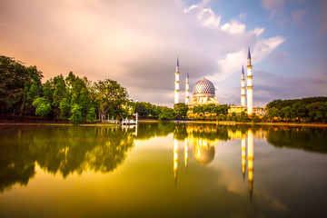 Fototapeta na wymiar Blue Mosque, Shah Alam