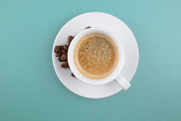 Koffiekopje en bonen op een blauwe achtergrond